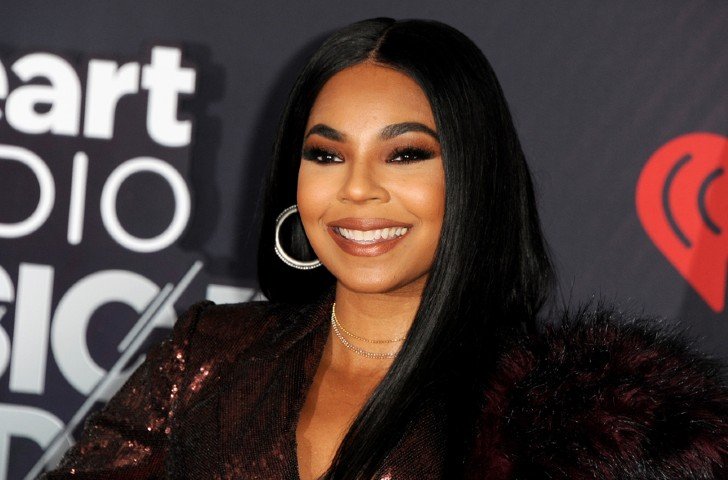 Ashanti smiling for the cameras at the 2018 iHeartRadio Music Awards