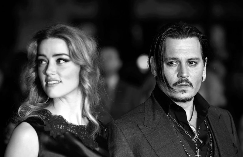 Black and white photo of Amber Heard and Johnny Depp together on the red carpet