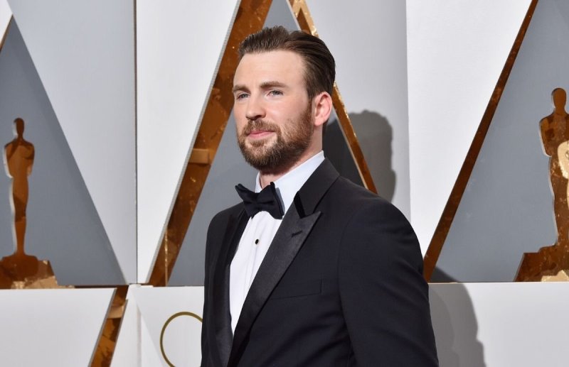 Chris Evans wearing a black tux on the red carpet