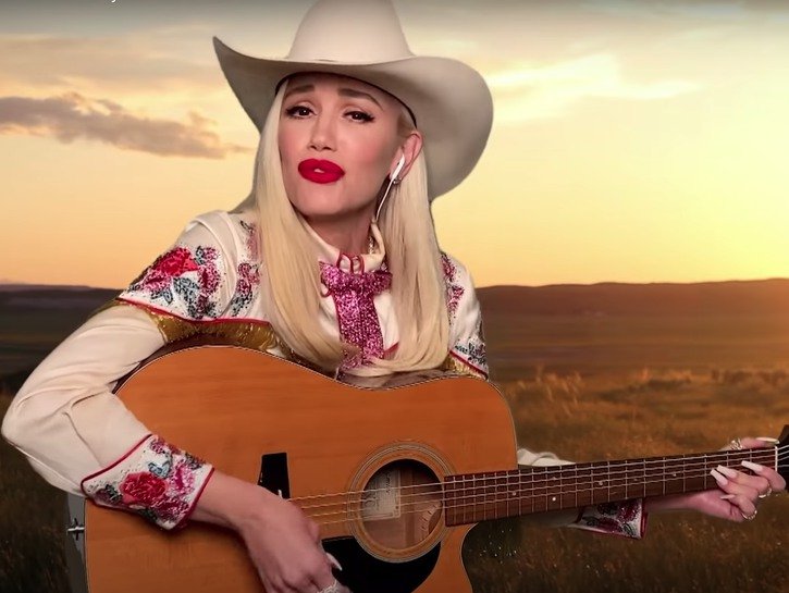 Gwen Stefani playing Country versions of her songs on _The Tonight Show Starring Jimmy Fallon_