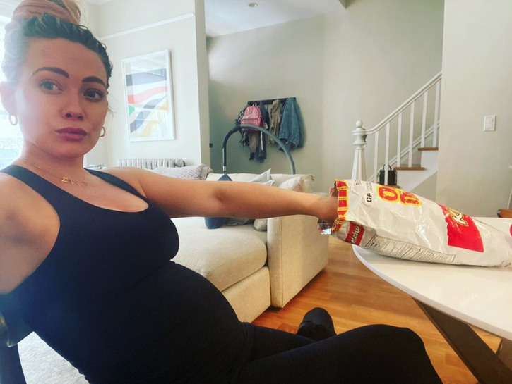 Hilary Duff eating chips