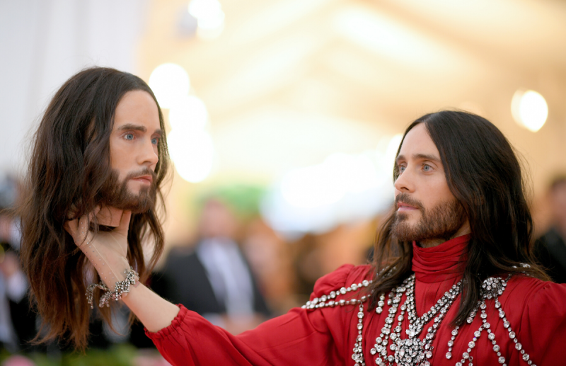 Jared Leto staring at a mannequin head fashioned to be his twin on the red carpet at the Met Gala