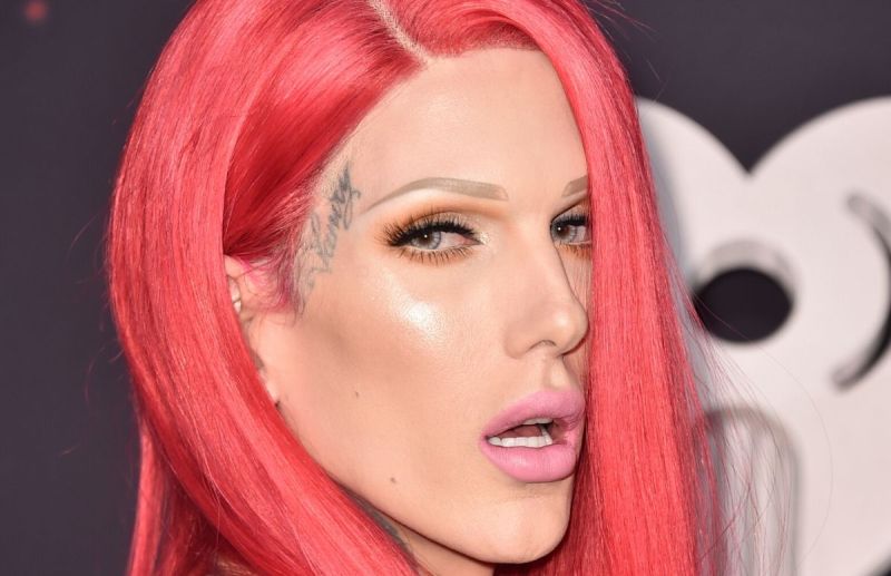 Jeffree Star wearing a pink wig on the red carpet