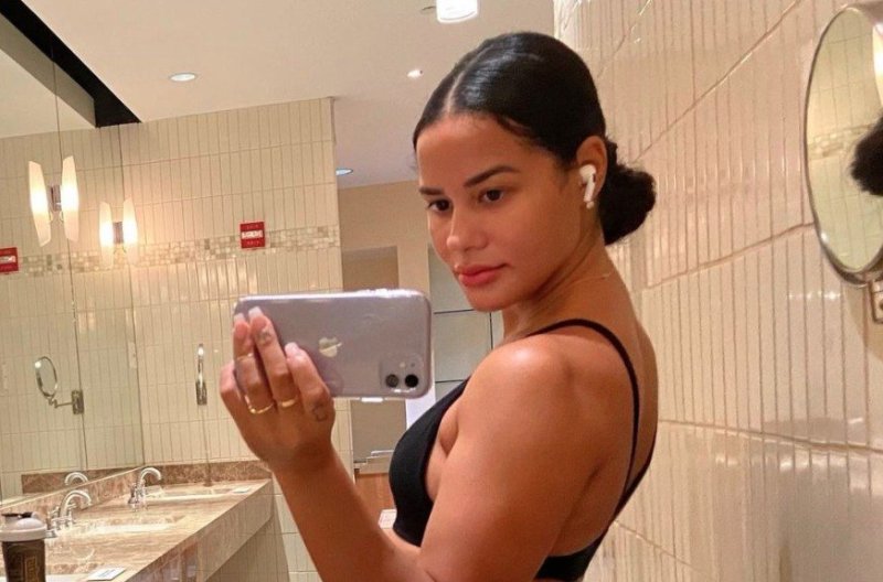 Katya Elisa Henry taking a selfie