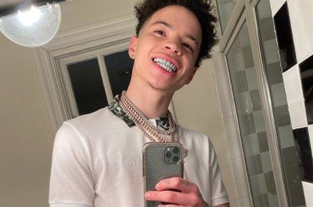 Lil Mosey taking a selfie