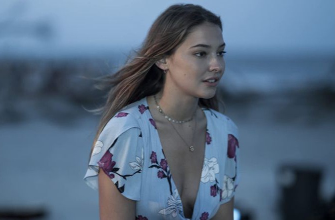 Madelyn Cline as Sarah Cameron on _Outer Banks_.