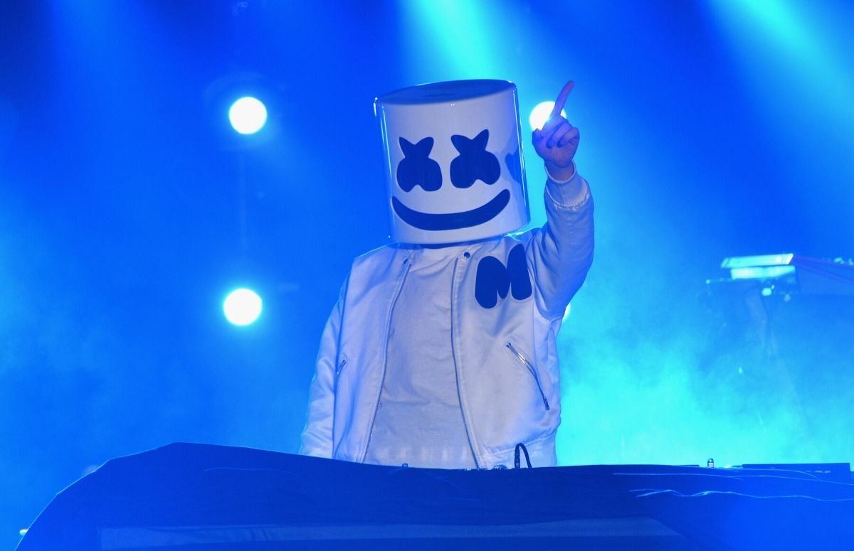 Mahmello in all white and wearing a white jacket at the Spotify's Best New Artist Party