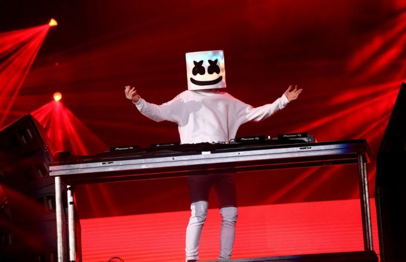 Marshmello in all white on stage at the 2018 iHeartRadio show