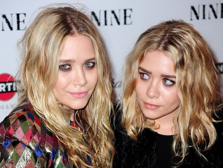 Mary-Kate and Ashley Olson, together. Ashly looking suspiciously at Mary-Kate.