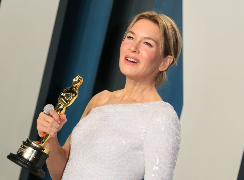 Renee Zellweger holds her Oscar for Best Actress for "Judy" as she attends the 2020 Vanity Fair Osca