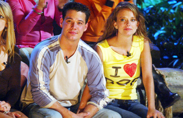Rob Mariano in a blue and white t-shirt sitting next to Amber Brkich, who's wearing a yellow t-shirt