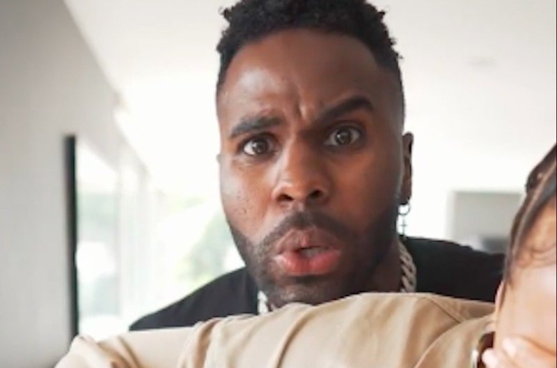 Screenshot of Jason Derulo grimacing at Alicia Keys, who covers her face