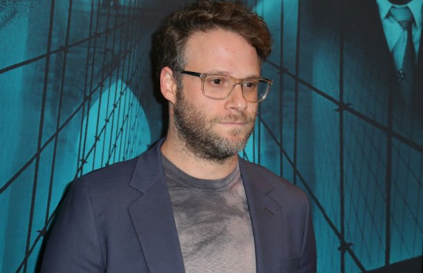 Seth Rogen in a gray suit on the red carpet