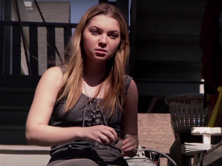 Still from Shameless of Sammi Hanratty as Cassidy painting her nails on steps