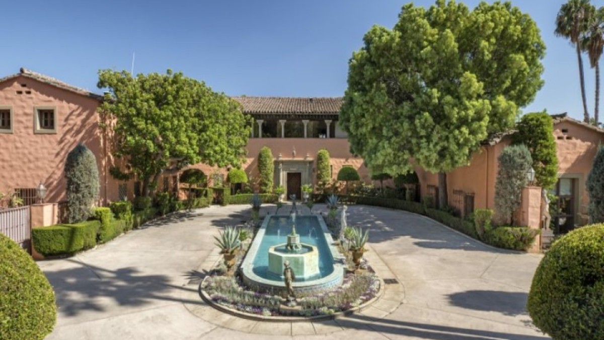 An exterior photo of Beverly House, a historic California mansion