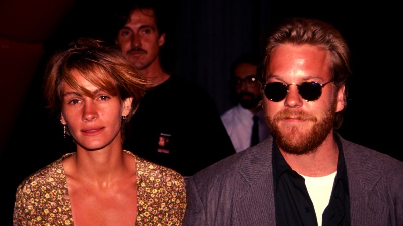Julia Roberts and Kiefer Sutherland walk side by side in 1991