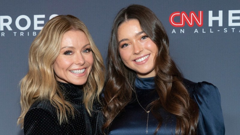 Kelly Ripa and Lola Consuelos walk the red carpet together