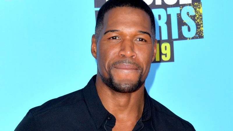 Michael Strahan wears a black shirt on the Nickelodeon red carpet