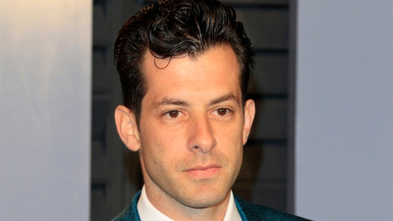 (Kathy Hutchins/Shutterstock.com) Mark Ronson wearing blue tux at Oscars afterparty