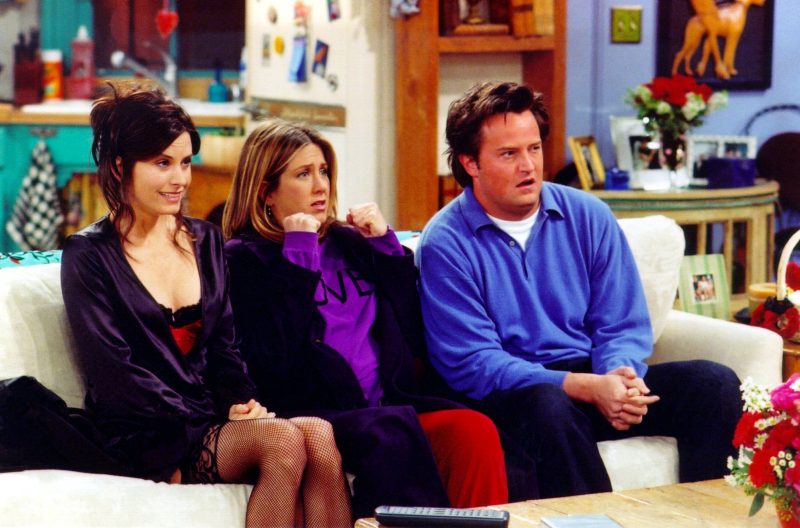 Actors Courteney Cox Arquette (L), Jennifer Aniston (C) and Matthew Perry are shown in a scene from the NBC series "Friends"