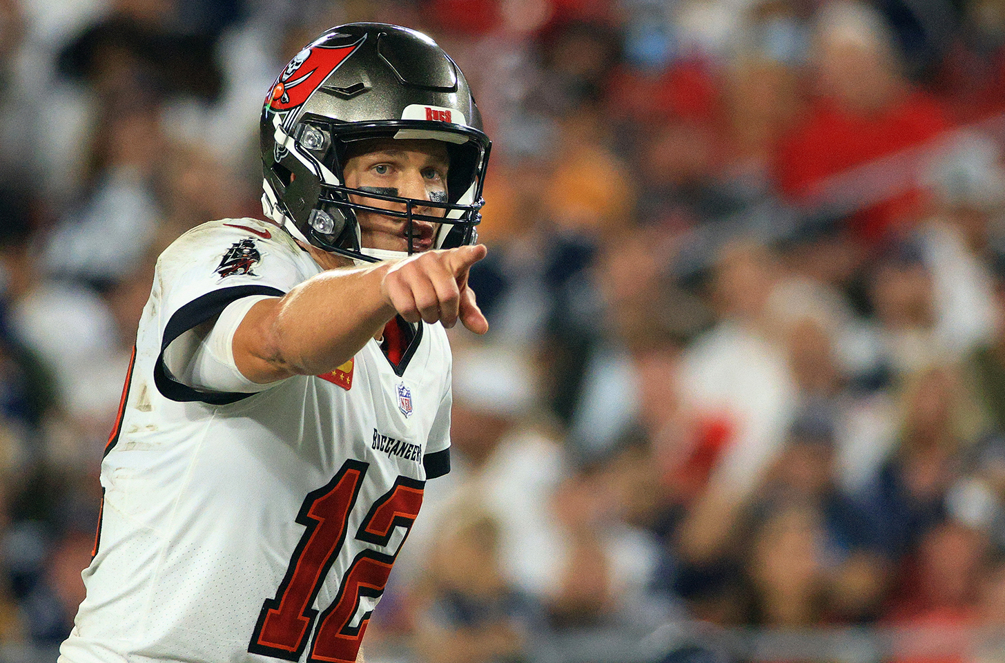 Tom Brady pointing and calling a play in the Super Bowl