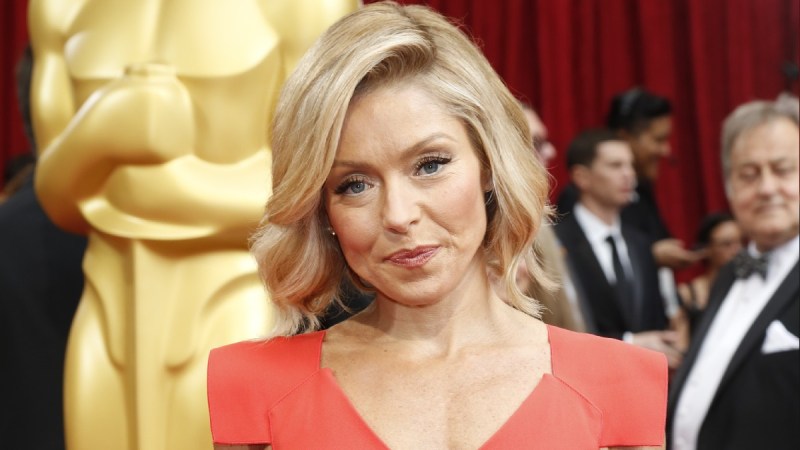 Kelly Ripa wears a red dress on the red carpet