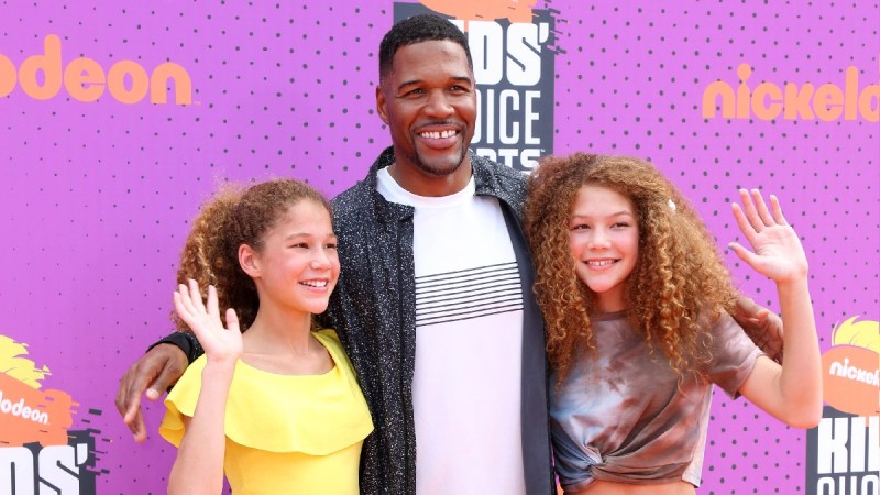 Michael Strahan poses with daughters Isabella and Sophie on the red carpet