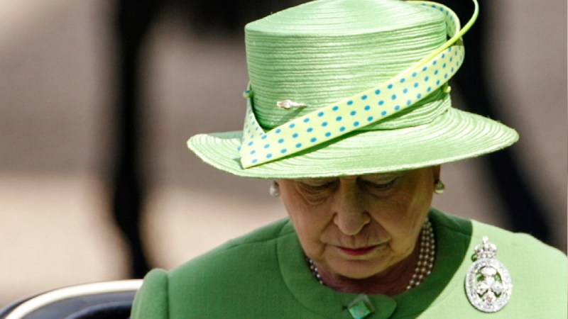 Queen Elizabeth wears a green hat and dress to a royal event