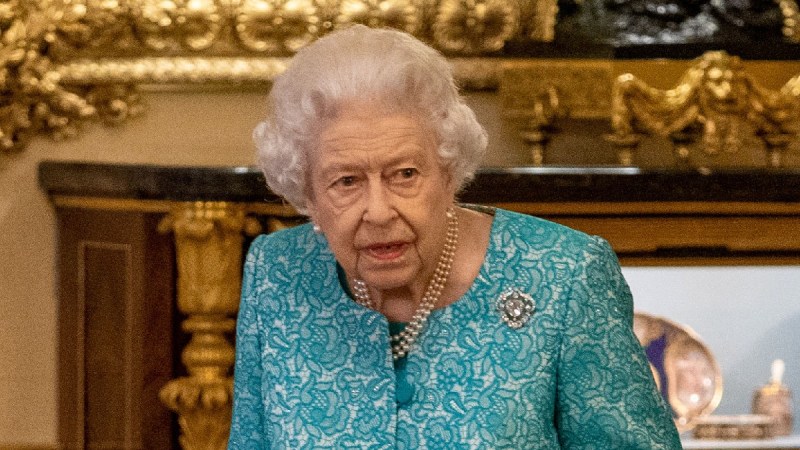 Queen Elizabeth wears a teal dress inside Windsor Castlee
