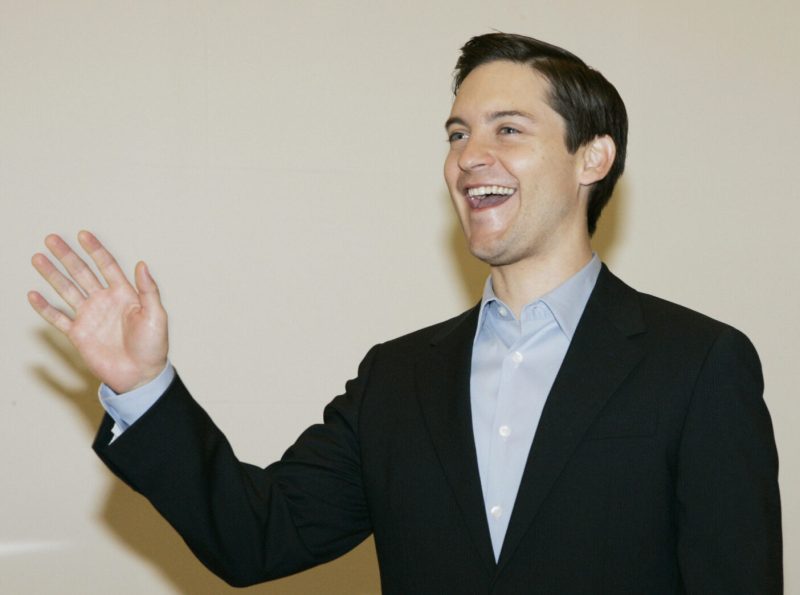 New York, UNITED STATES: Tobey Maguire, star of "Spider-Man 3", greets children, 01 May 2007, as he visits the American Museum of Natural History's "Spiders: Alive!" exhibit of live spiders in New York. AFP PHOTO/Stan HONDA
