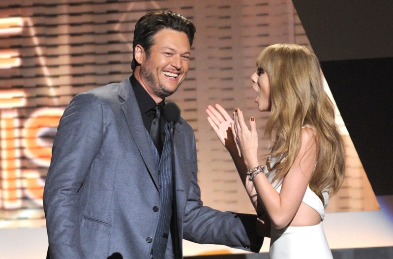 Blake Shelton giving Taylor Swift an award, Both smiling widely