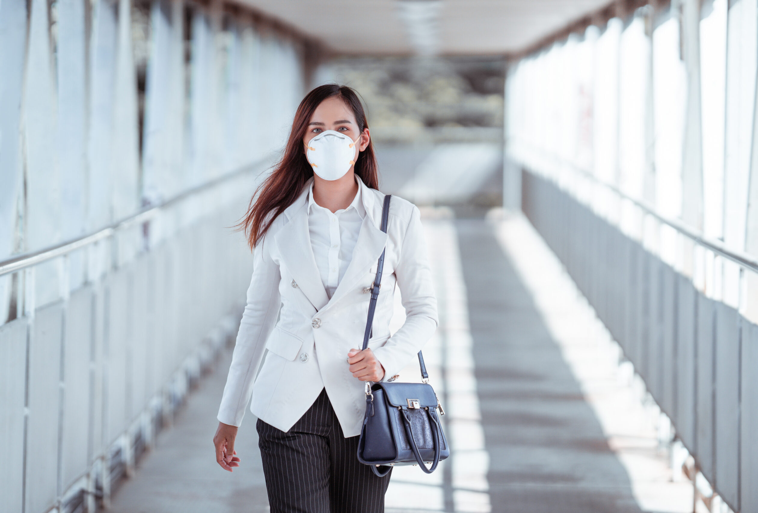 Woman wearing a N95 mask.