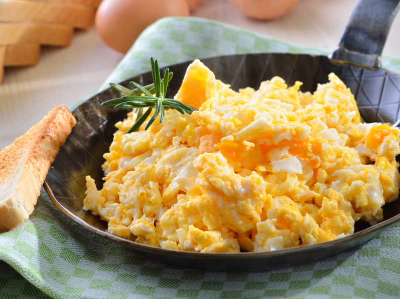 Scrambled eggs with rosemary in pan