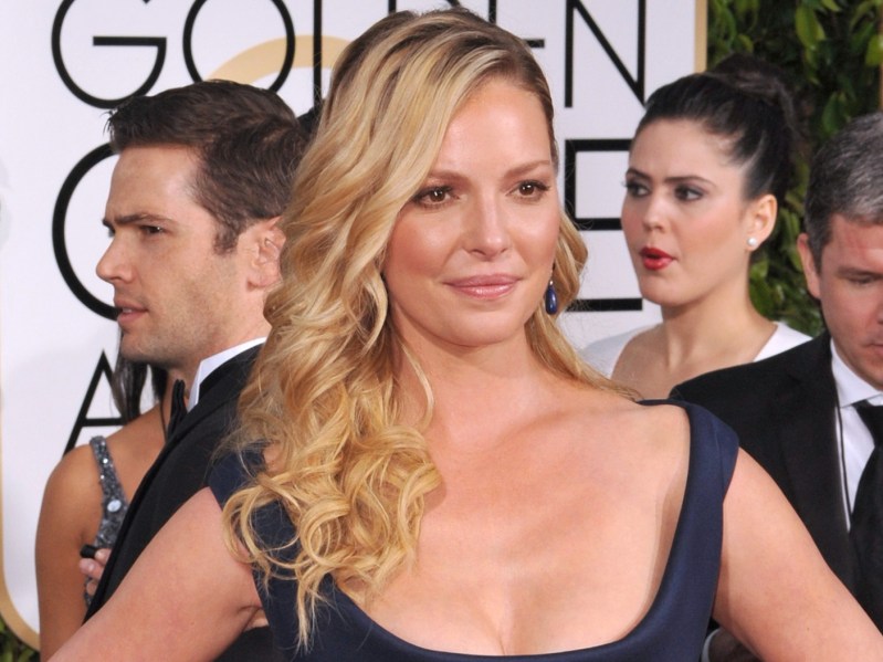 Katherine Heigl wears a dark blue dress on the Golden Globes red carpet