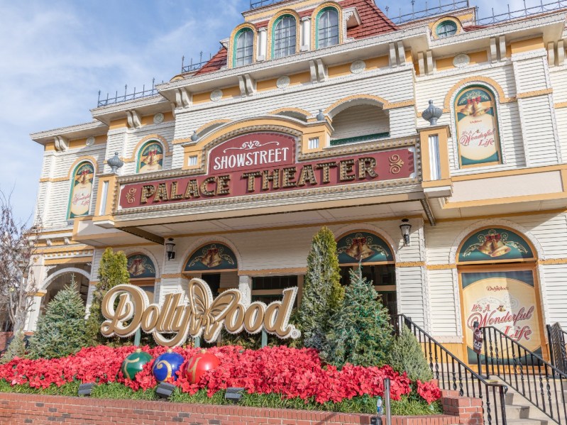 A photo of the Dollywood Showstreet Palace Theater. A right wing site discusses the merits of making a family vacation to Dollywood as opposed to Disney properties.