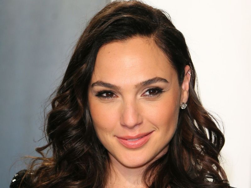 A close up of Gal Gadot at the 2020 Vanity Fair Party.