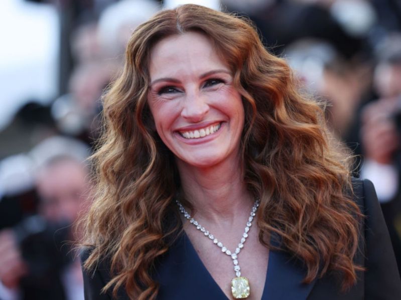 Julia Roberts at Cannes Festival in 2022 with long, wavy hair