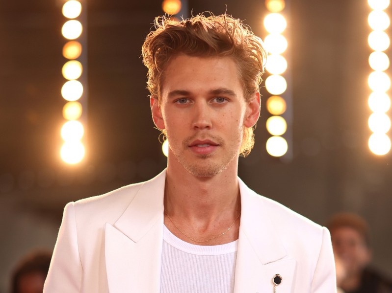 Austin Butler wearing all-white suit