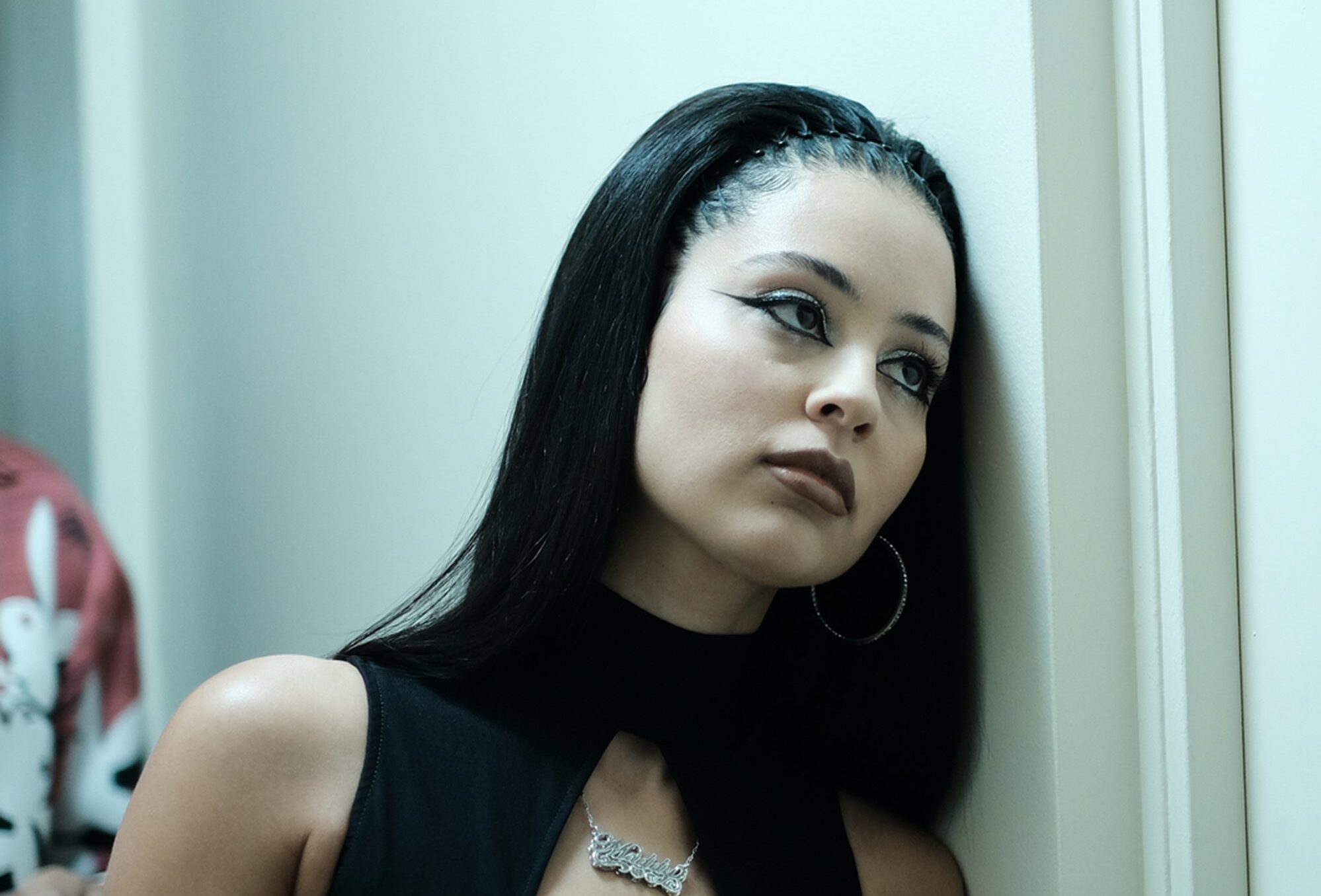 Alexa Demie as Maddy Perez on HBO's Euphoria sporting a plastic zigzag headband.