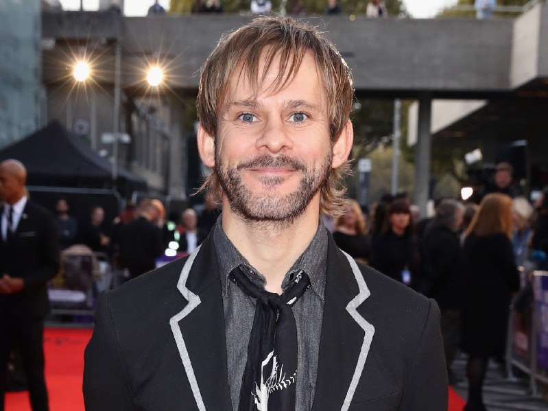 Dominic Monaghan wearing black suit on red carpet