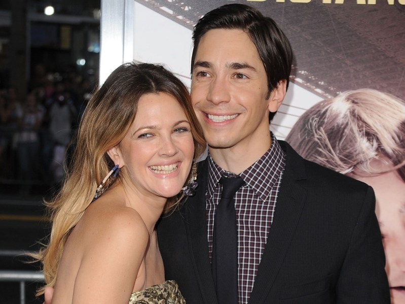 Drew Barrymore (L) and Justin Long in a close-up photo attending premiere