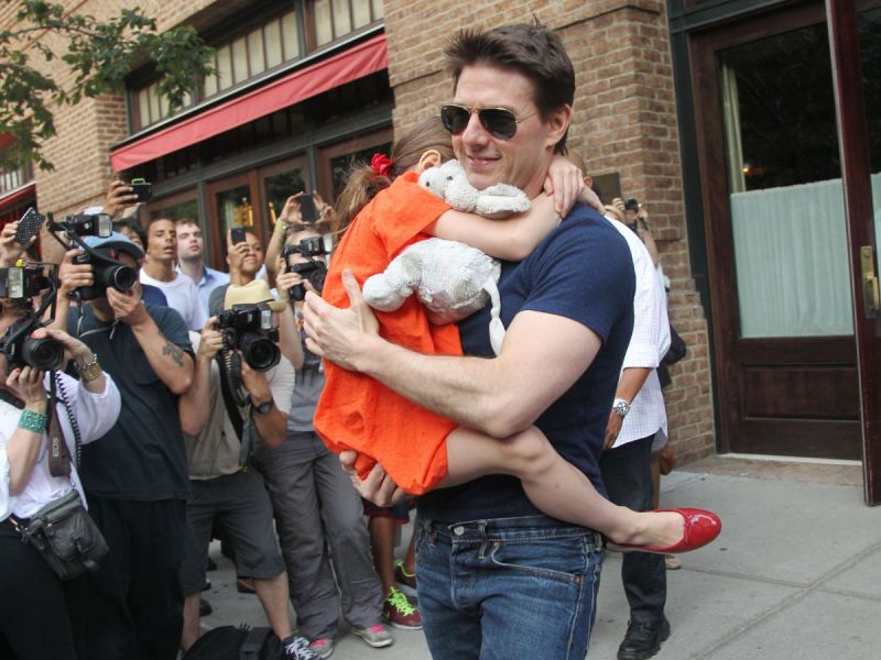 Tom Cruise carrying his daughter Suri to gymnastics class in 2012
