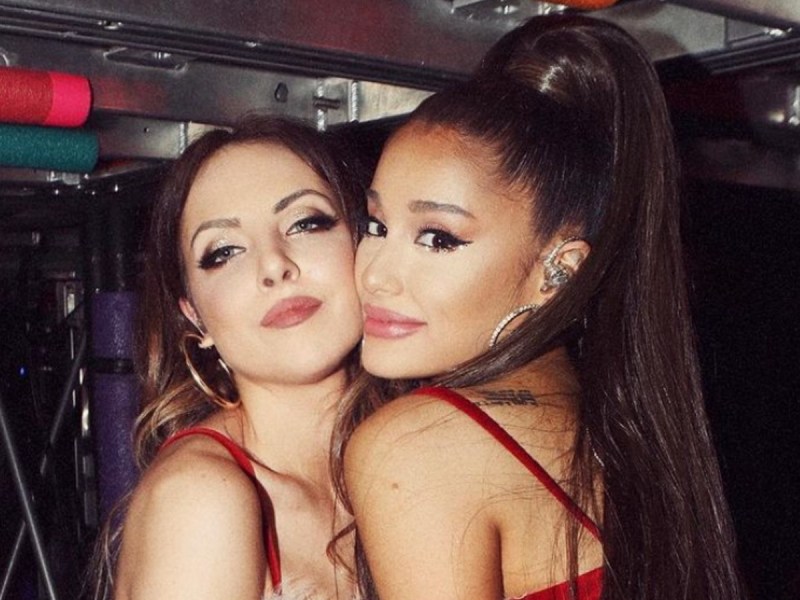 Closeup of Elizabeth Gillies (L) and Ariana Grande smiling with their heads together