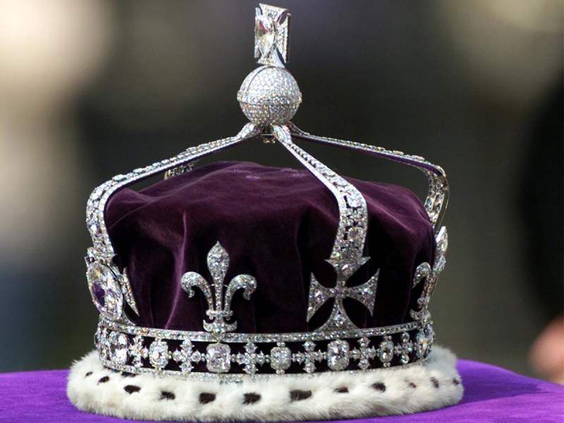 Close up of the Queen Mother's crown with the Koh-i-Noor on the left side