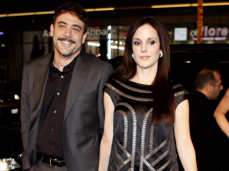 2007 photo of Jeffrey Dean Morgan in a gray suit and Mary-Louise Parker in a black dress