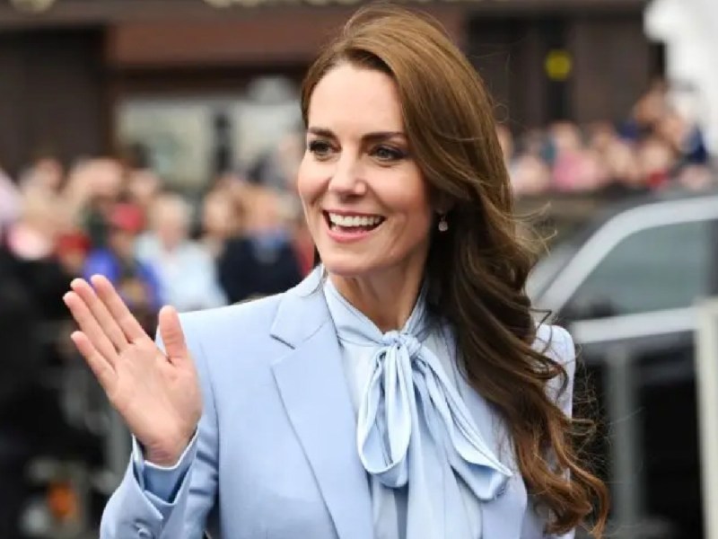Kate Middleton waves in baby blue outfit
