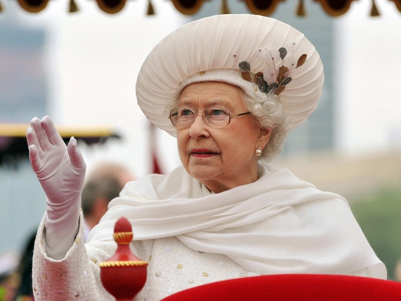Queen Elizabeth waves in all-white outfit with matching hat