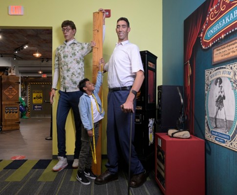 World&rsquo;s Tallest Man Celebrated 40th Birthday By Posing With A Statue Of