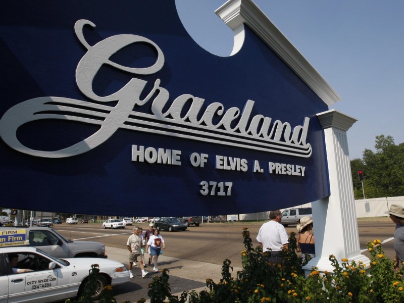 Blue and white sign says "Graceland"