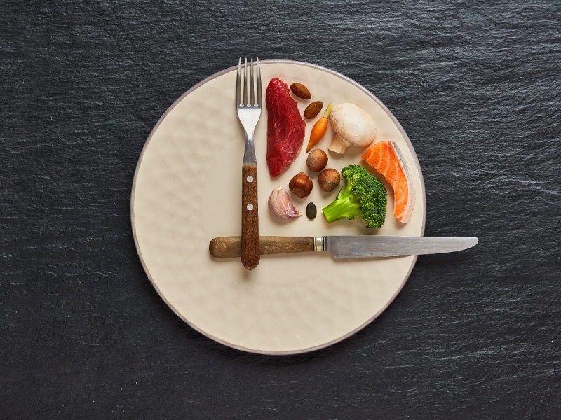 Plate with fork and knife set up like hands of a clock